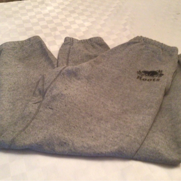 Men’s Roots bundled white T-Shirt and athleisure pants with classic logo - Picture 3 of 4